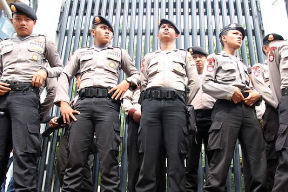 Hihihi..Polisi Nakal Dihukum Berbaris Pakai Sarung - JPNN.COM