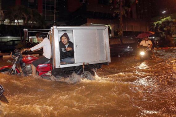 Oh Tidak!! Mau Ultah, Surabaya Dikepung Banjir - JPNN.COM