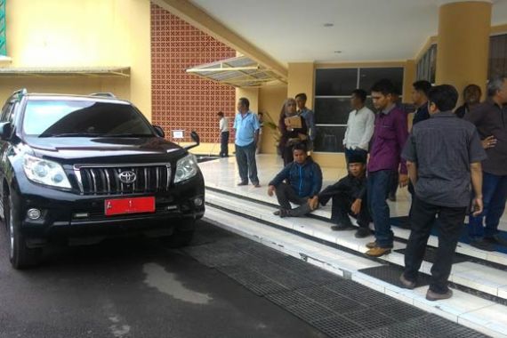 KZL! Pengusaha Banjur Mobil Rano Pakai.... - JPNN.COM