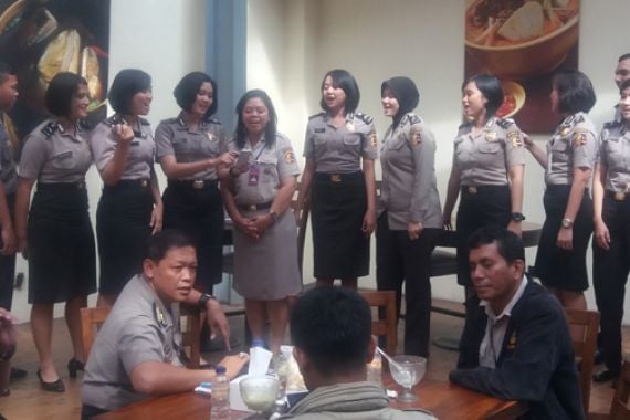 Lihat Nih, Polwan Cantik Bernyanyi Buat Polisi Ganteng - JPNN.COM