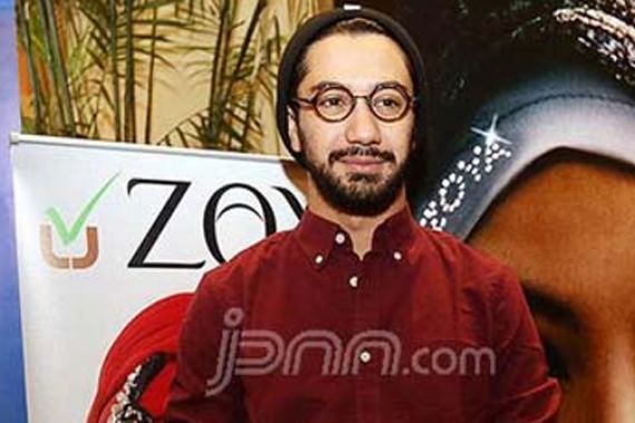 Reza Rahadian Rela Lepas Kontrak Demi Pementasan Teater - JPNN.COM