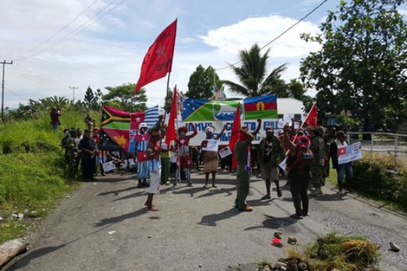 Ratusan Polri dan TNI Lokalisir Demo Papua Merdeka - JPNN.COM