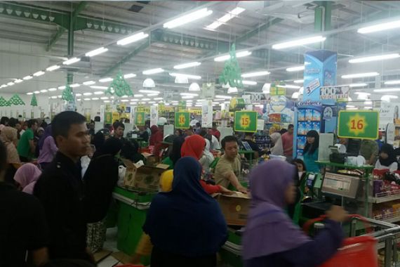 Belanja untuk Ramadan, Para Ibu Rebutan Troli di Supermarket - JPNN.COM