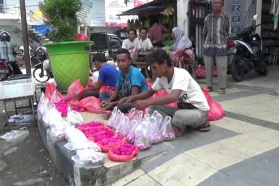 Ramadan, Pedagang Bunga Sekar Kipas-Kipas Duit - JPNN.COM