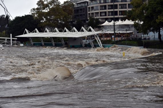 Sydney Porak-poranda, Pohon Tercabut, Banjir Menerjang - JPNN.COM