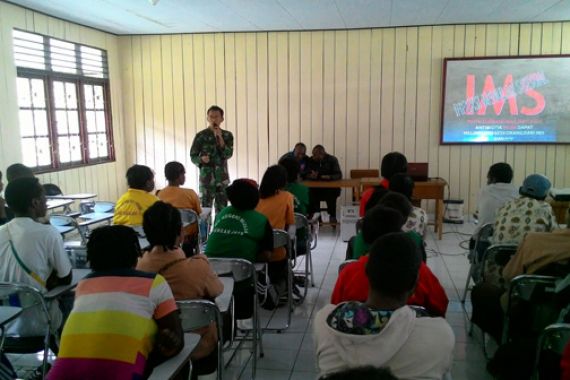 Satgas Raider 509/Kostrad Gelar Penyuluhan HIV/AIDS di Papua - JPNN.COM