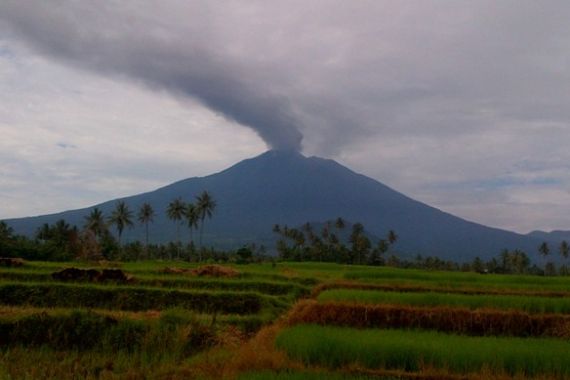 Lihat, Gunung Kerinci Semburkan Abu Vulkanik - JPNN.COM