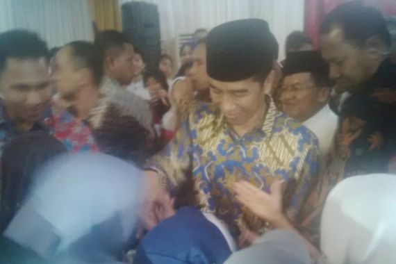 Presiden Jokowi pun Keluar dari Pagar Betis Paspampres - JPNN.COM