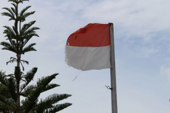 TERLALU! Bendera Sobek Dibiarkan Berkibar di Depan Kantor DPRD - JPNN.COM