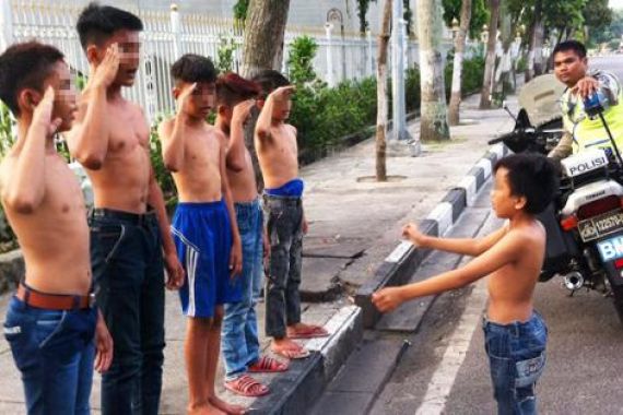 Sok Preman, 6 Bocah SD Dihukum Polisi Nyanyi Lagu Indonesia Raya - JPNN.COM