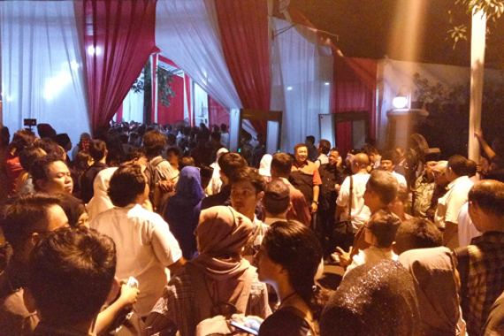Warga Tumpah Ruah di Kediaman Megawati - JPNN.COM