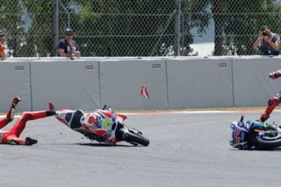 Dendam, Lorenzo Minta MotoGP Hukum Iannone Tak Boleh Balapan - JPNN.COM