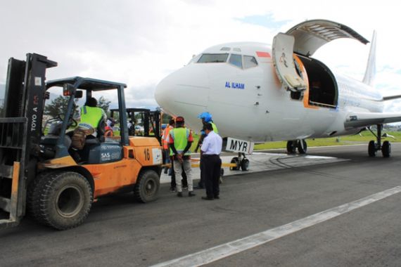 Pesawat Bawa Sembako Pecah Ban saat Mendarat - JPNN.COM