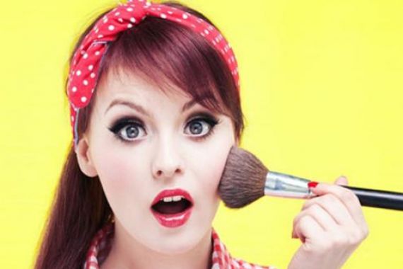 Waspada Ladies, Gunakan Make-up Bisa Batalkan Salat - JPNN.COM