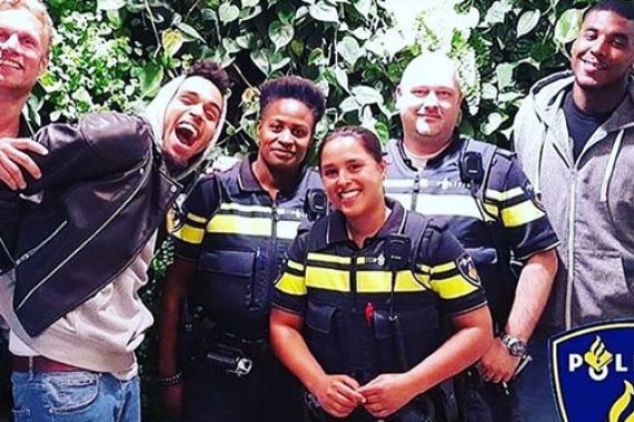 Lihat Nih, Usai Ditilang Chris Brown Selfie dengan Polisi - JPNN.COM