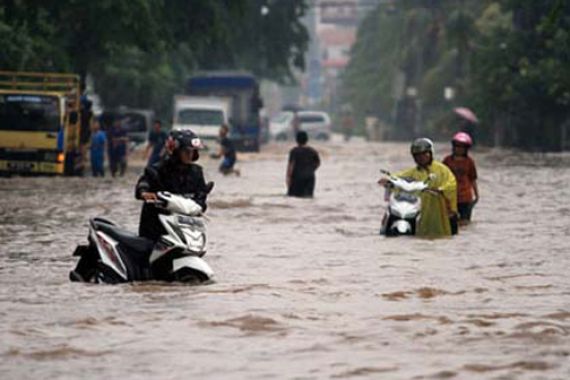 Dari Mekkah, Gubernur Perintahkan Tangani Korban Banjir - JPNN.COM