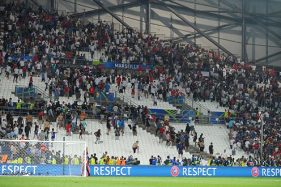 PECAH! Suporter Rusia Serang Fans Inggris di Dalam Stadion - JPNN.COM