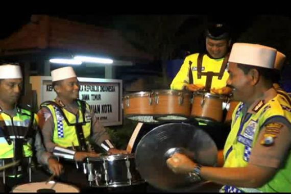 Beginilah Serunya Jika Polisi yang Bangunkan Sahur - JPNN.COM