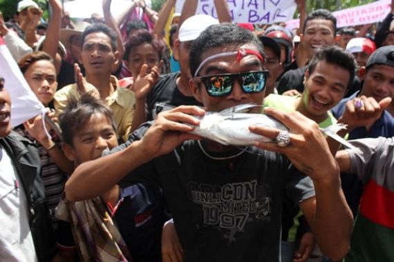 Protes Menteri Susi, Nelayan Brakoti Ikan Mentah - JPNN.COM