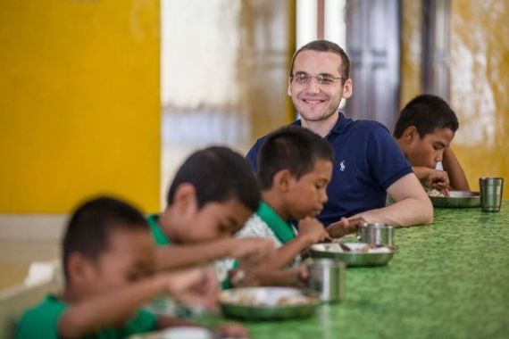 Hebat, Mualaf ini Mampu Sekolahkan 1000 Anak Tak Mampu - JPNN.COM