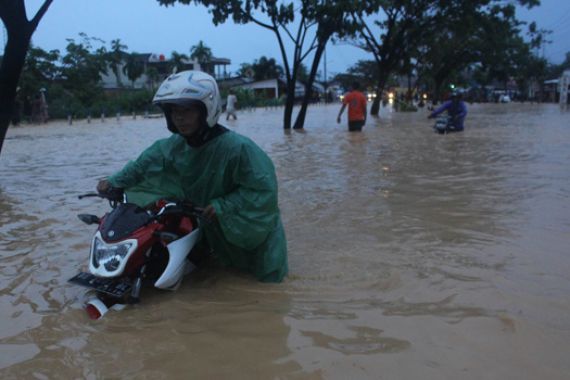 Innalillahi..Padang Dikepung Banjir, 7 Kecamatan Lumpuh, 1 Tewas - JPNN.COM