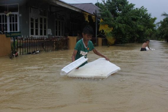 Lihat nih, Banjir Bandang di Kota Padang - JPNN.COM