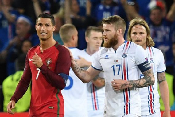 Ditolak Tukar Jersey dengan Ronaldo, Begini Reaksi Pemain Islandia - JPNN.COM