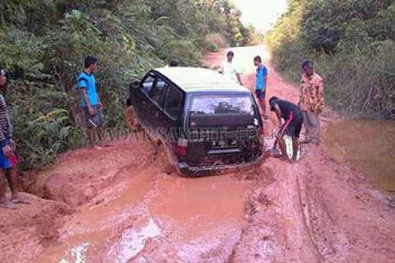 Mobil Pak Camat Terjebak Lumpur, Ini Fotonya - JPNN.COM