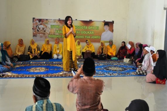 Safari Ramadan, Istri Petinggi Golkar Tebar Mukena - JPNN.COM
