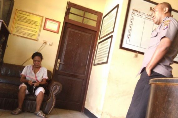 Dihajar Suami Hingga Kaki Patah, Meraung di Kantor Polisi - JPNN.COM