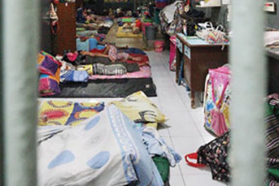 Ratusan Perempuan Terpaksa Tidur Berdesak-desakan Lagi - JPNN.COM