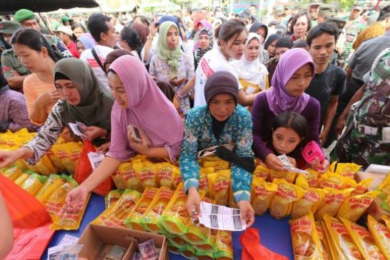 TNI Jual 5.000 Liter Minyak Goreng Murah - JPNN.COM