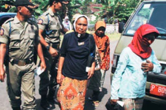 Astaga... Istri Polisi Jadi Pengemis - JPNN.COM