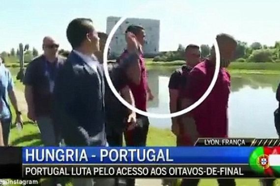 Frustrasi! Ronaldo Lempar Mikrofon Milik Reporter TV ke Danau - JPNN.COM