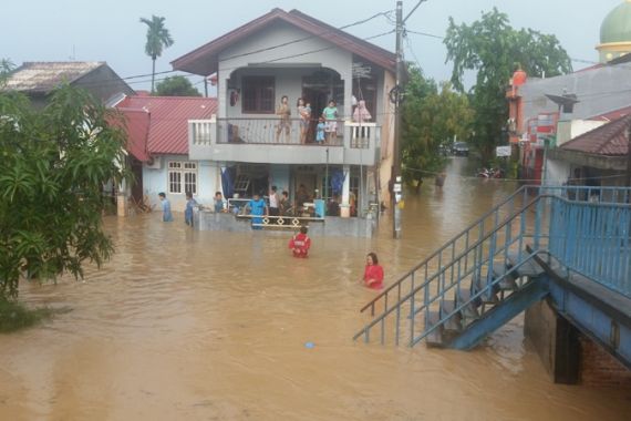 Hujan Deras Sebentar sudah Bikin Banjir Sedalam Ini - JPNN.COM