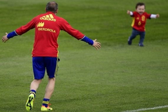 Lucunya, Iniesta Ajak Anaknya Bermain di Lapangan - JPNN.COM