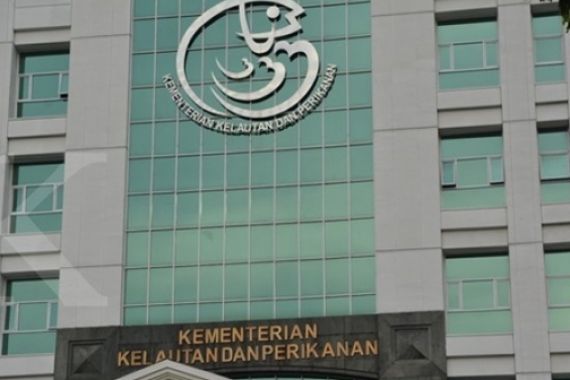 KKP Serahkan 312 Dokumen Izin Usaha Tangkap - JPNN.COM