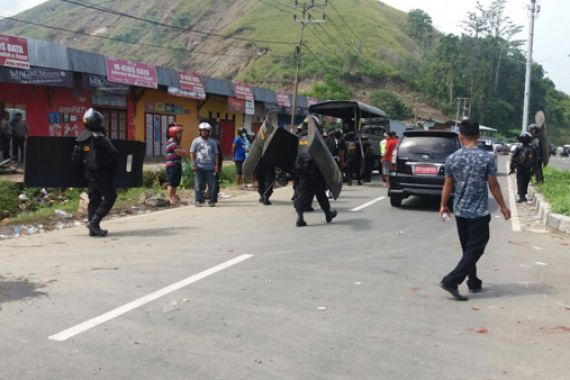 Uang Ojek Kurang, Warga Bentrok, Jalan Dipalang - JPNN.COM