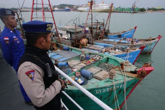 GARANG! Menteri Susi Minta Kapal Nelayan Tiongkok Ditenggelamkan - JPNN.COM