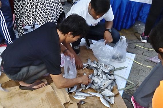 Waduh..Lapangan Parkir Sarinah Berubah Jadi Pasar Ikan - JPNN.COM