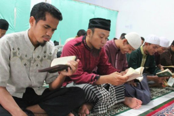 100 Jamaah di Masjid 24 Jam, Tarawih Dilaksanakan Dini Hari - JPNN.COM