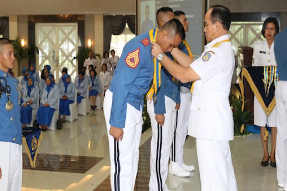 KSAL Mengalungkan Medali, Gubernur AAL Serahkan Ijazah - JPNN.COM