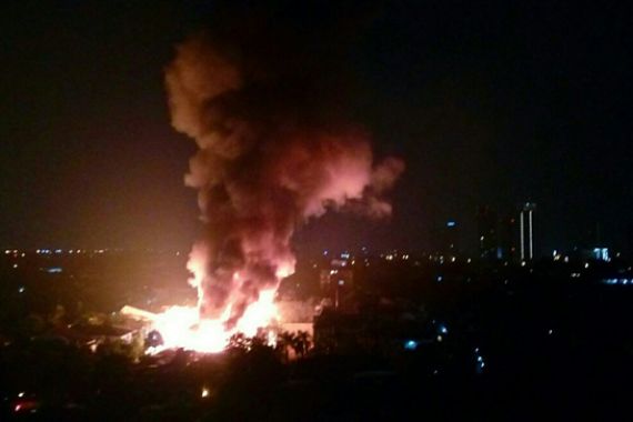 Warga Panik, Api Mengamuk di Kawasan Senayan City - JPNN.COM
