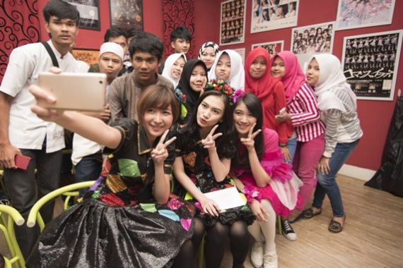 Lelang Amal JKT48, Selimut Melody Laku Lumayan - JPNN.COM