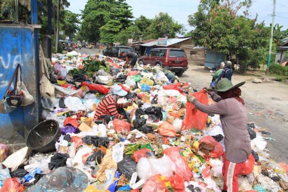 Pusing Deh! Baru Diangkut, Satu Jam Kemudian Sampah Menggunung Lagi - JPNN.COM