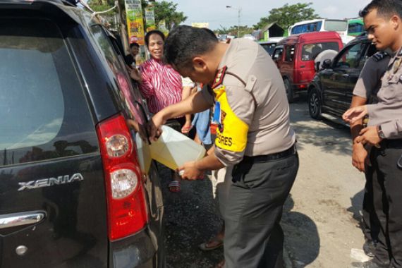 Keren..Kapolres Tegal Bawa Bensin Keliling untuk Pemudik - JPNN.COM