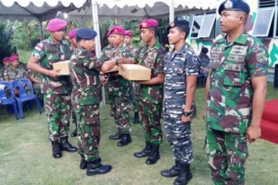Prajurit TNI Penjaga Perbatasan Terima Bingkisan Lebaran - JPNN.COM