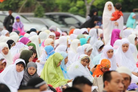 Salat Ied, Ribuan Jamaah Meluber hingga Luar Masjid - JPNN.COM