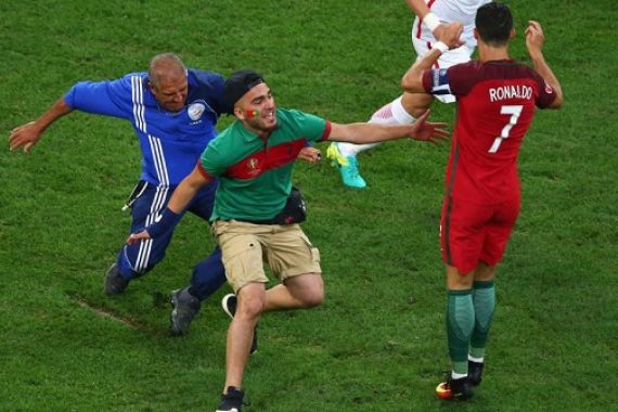 Ini Jumlah Denda Bagi Fan yang Hendak Peluk Ronaldo - JPNN.COM