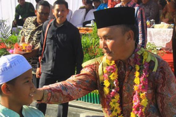 Mantan Suami Ussy Sulistiawati Umrahkan 25 Warga - JPNN.COM